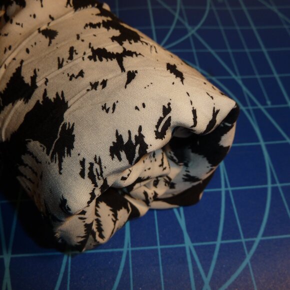 Fabric with white flower and fern patternon a black background - Picture 2 of 3